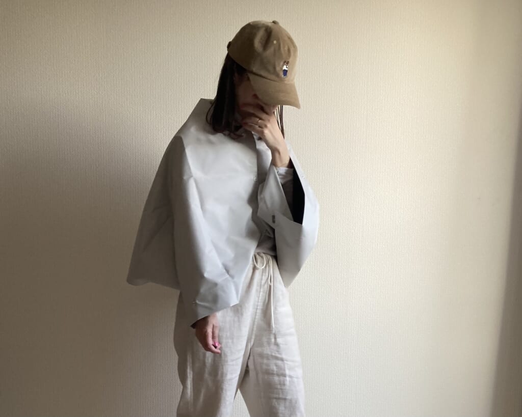 40代の紫外線対策、日差しから広範囲の肌を守るサンバリア100の「ワイド・ナガシカク」着画。信頼できる紫外線予防。