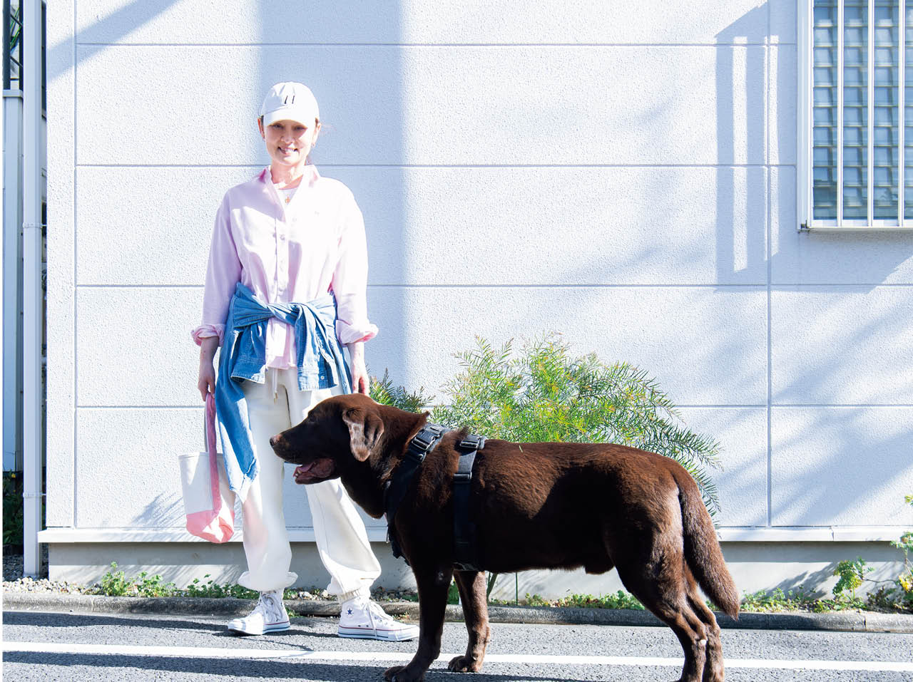 犬のお散歩をする雅姫さん「汚れるとわかっていながら、白を選びたい春です」
