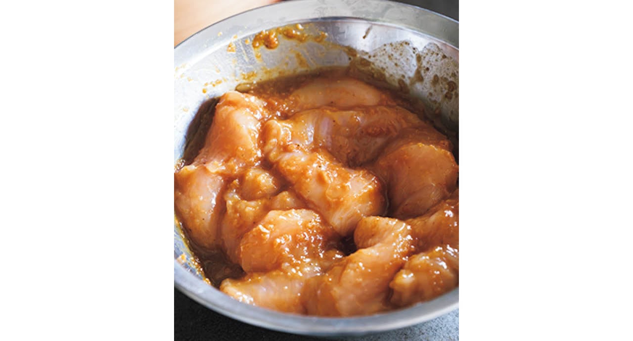 鶏肉は火の入りが均一になるよう、厚みを揃えて切るのがコツ。漬け汁に砂糖を加えることで、肉がやわらかく蒸し上がる。