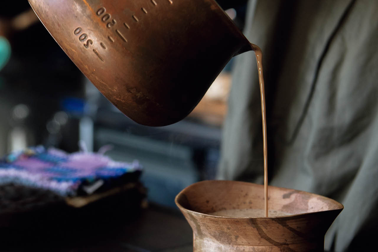 スタンダードのほか、生搾りジンジャー、ラムチャイ、カフェインレスなどバラエティ豊かなチャイが。茶葉もスパイスもオーガニック栽培にこだわって。