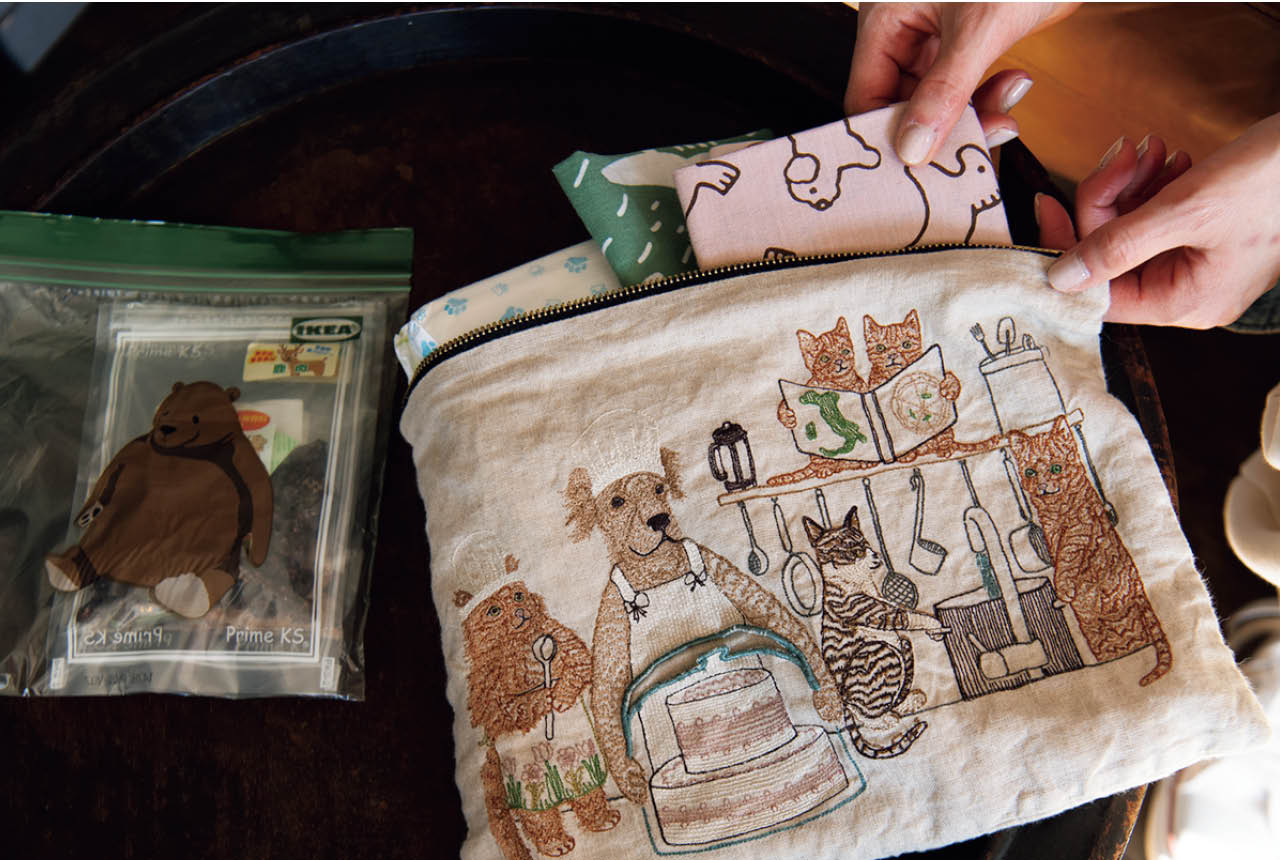 お散歩セットは「コーラル＆タスク」のポーチに。