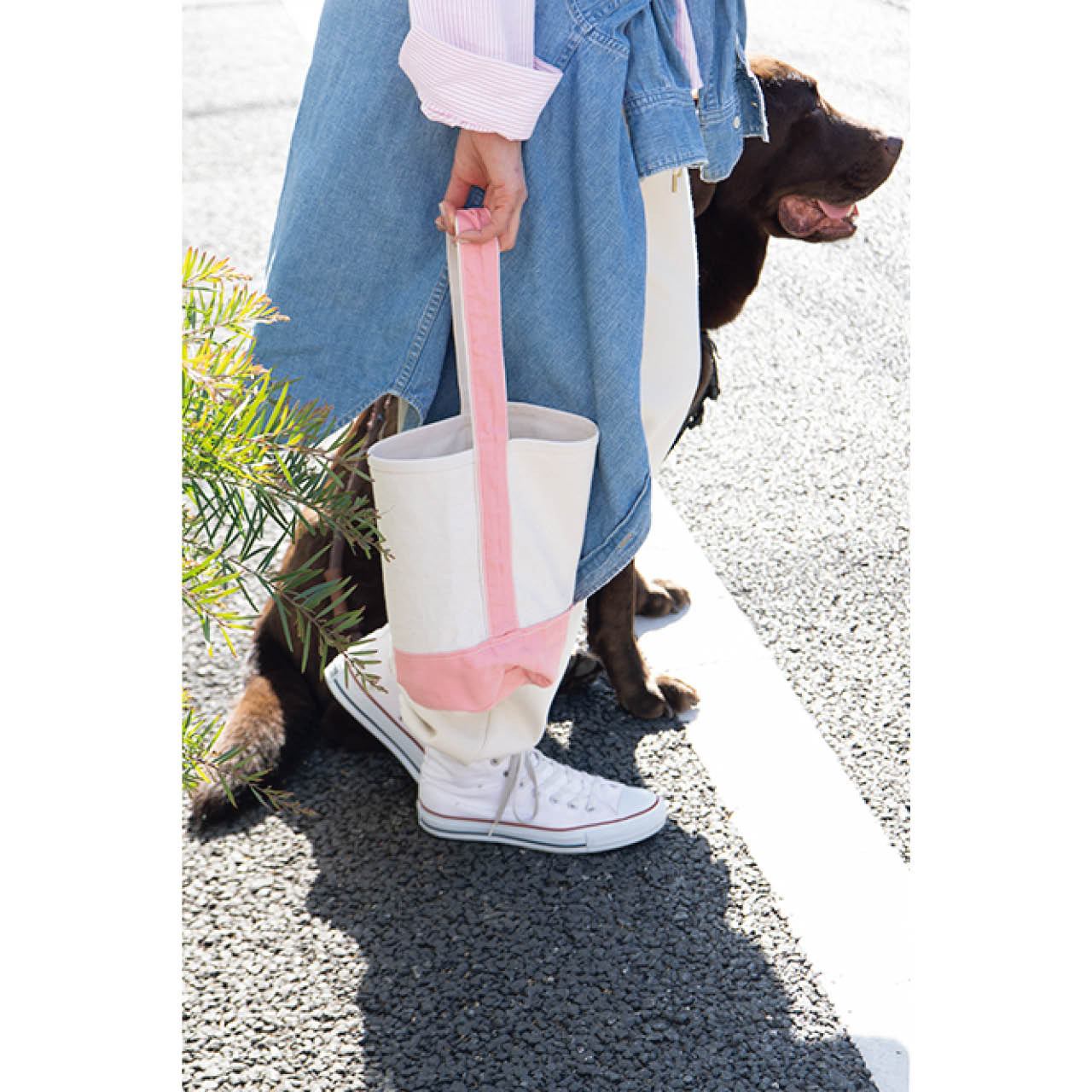 シャツの色とリンクさせて選んだトートバッグは以前作ったサンプル。