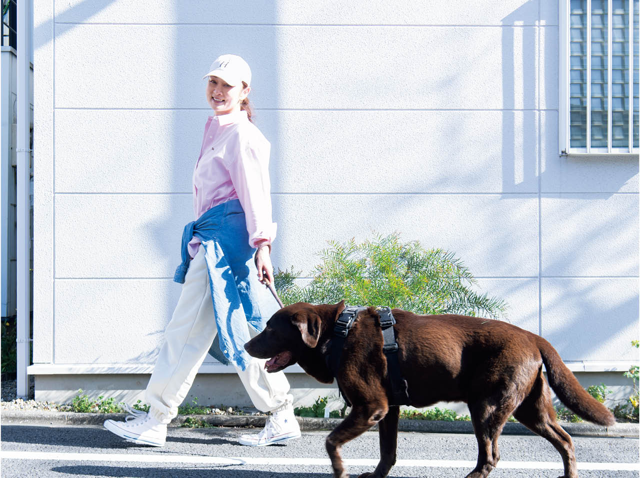 雅姫さんと飼い犬ヴォルスとのお散歩は、走り回ることを考えて動きやすい「ハグ オー ワー」のスウェットパンツで。