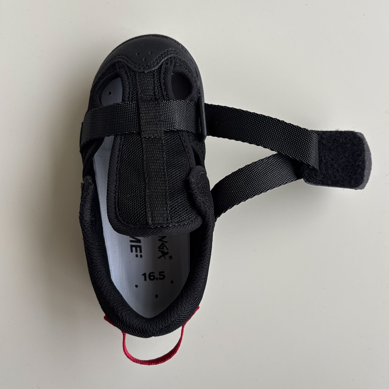 NANGA×IFME キネティックウォーターサンダルの着脱時の写真