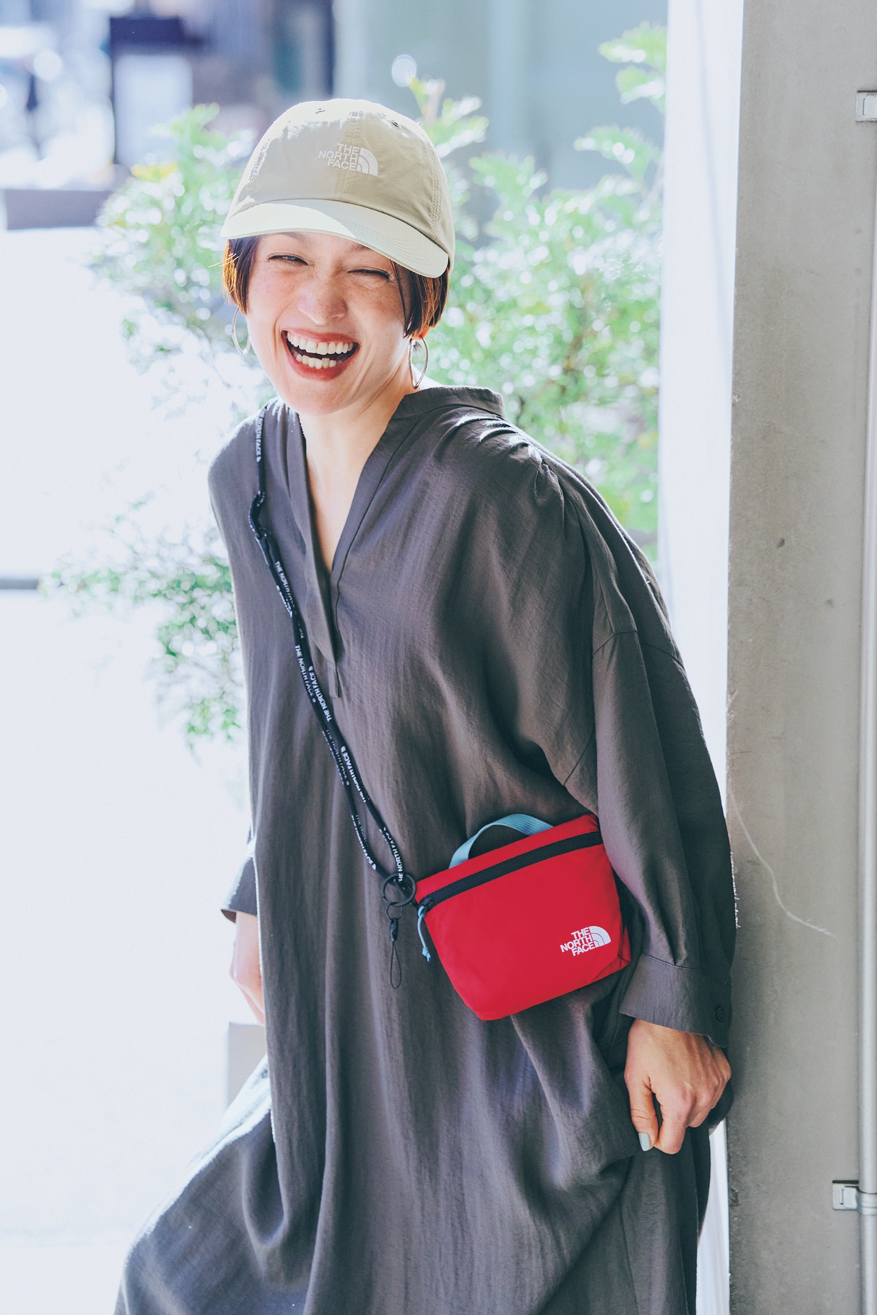 高山都さんのTHE NORTH FACE（ザ・ノース・フェイス）Bilby Pouch M、THE NORTH FACE（ザ・ノース・フェイス）Ivy Multi Purpose LanyardとTHE NORTH FACE（ザ・ノース・フェイス） 【洗える】【UVカット】Long Bill Capのコーデ