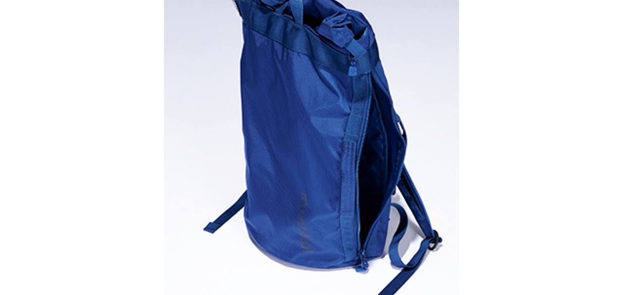 背負ったままメイン収納部にアクセスできるサイドファスナーを採用。