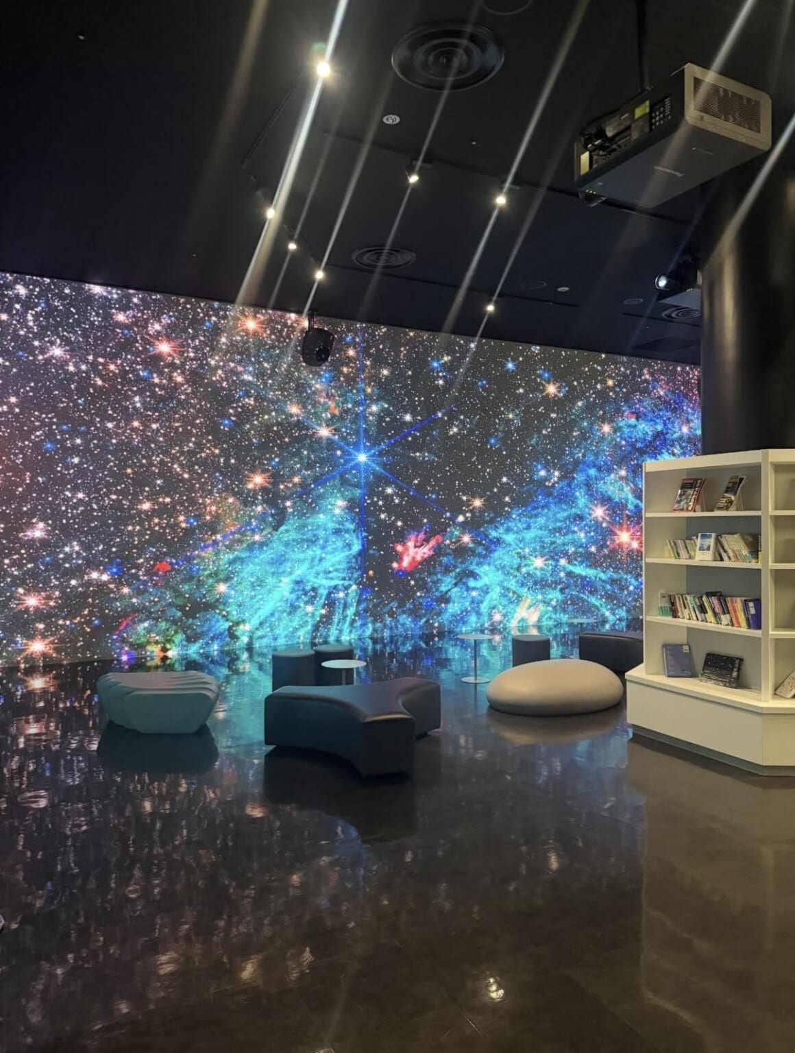 「Space Travelium TeNQ」ラウンジQ