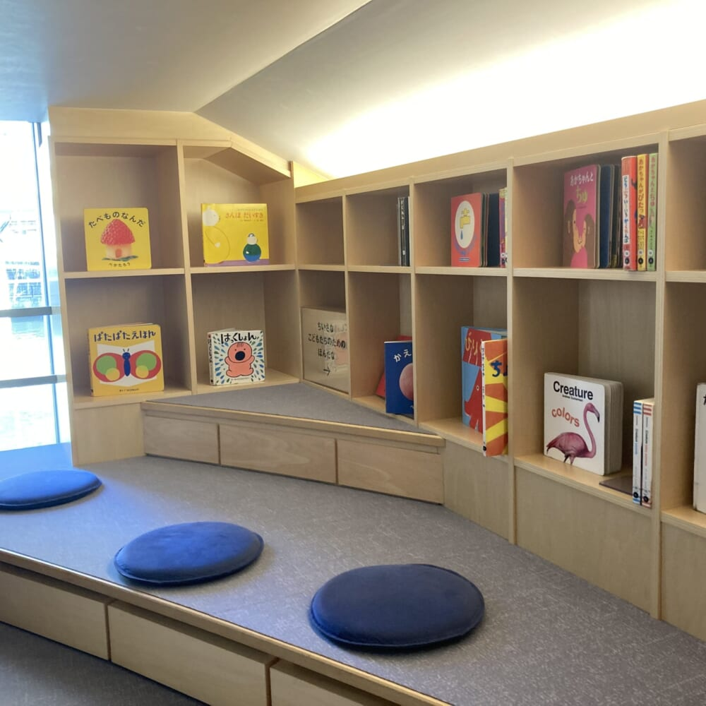 「こども本の森 中之島」小上がり