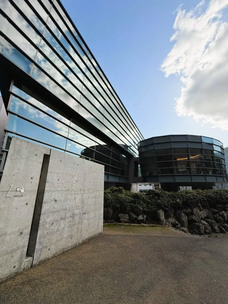 「坂の上の雲ミュージアム こども本の森 松山」外観