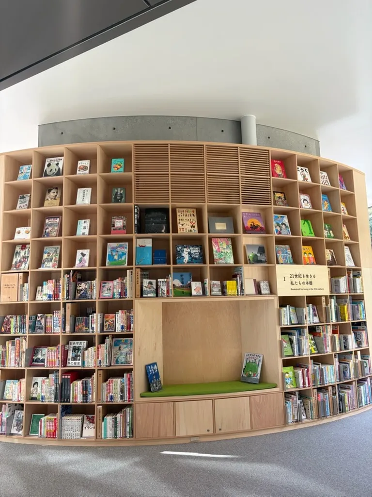 「坂の上の雲ミュージアム こども本の森 松山」本棚