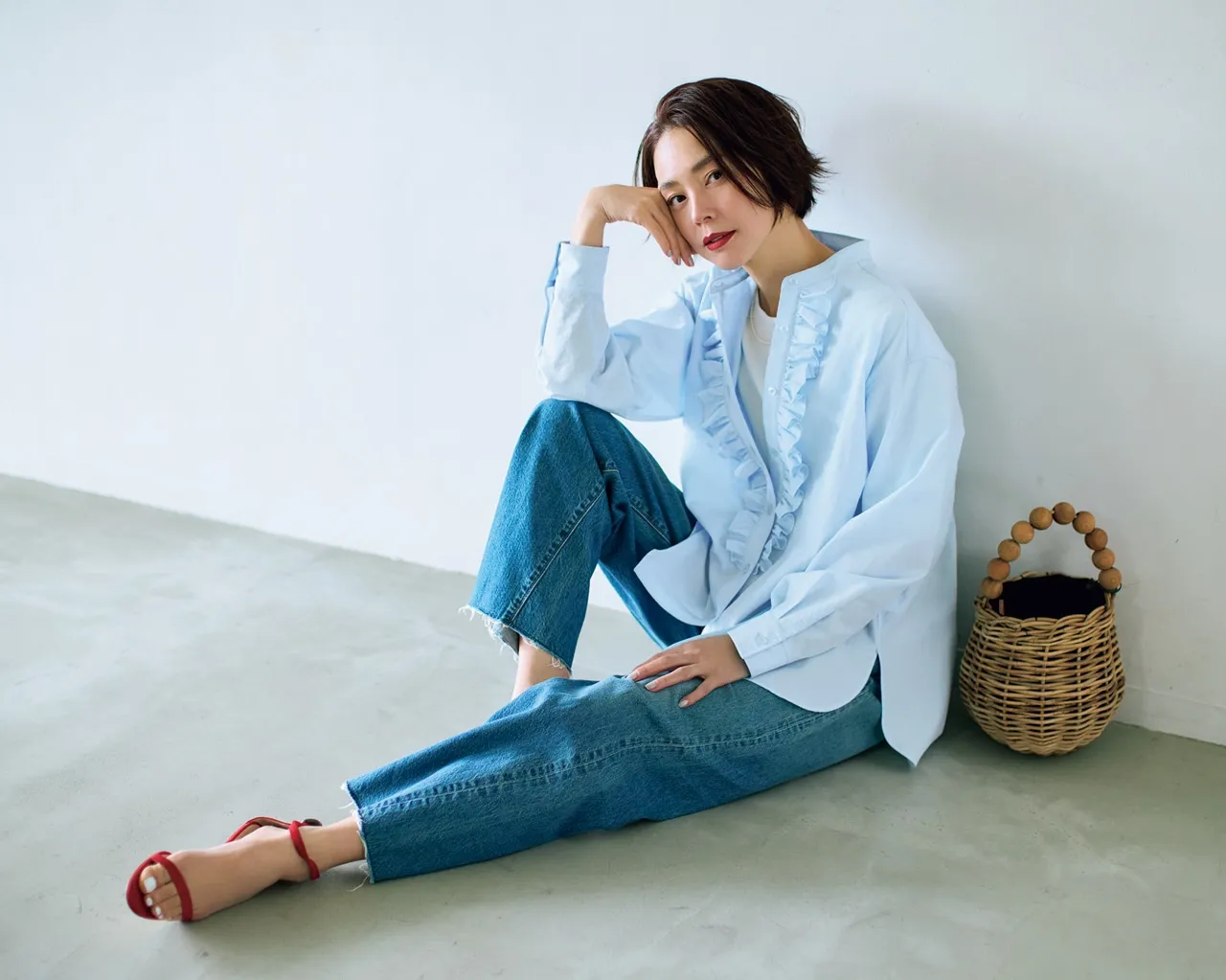 【レッドカード トーキョー】「福田麻琴さんコラボ Crepe Denim」ブルーデニムのコーデ