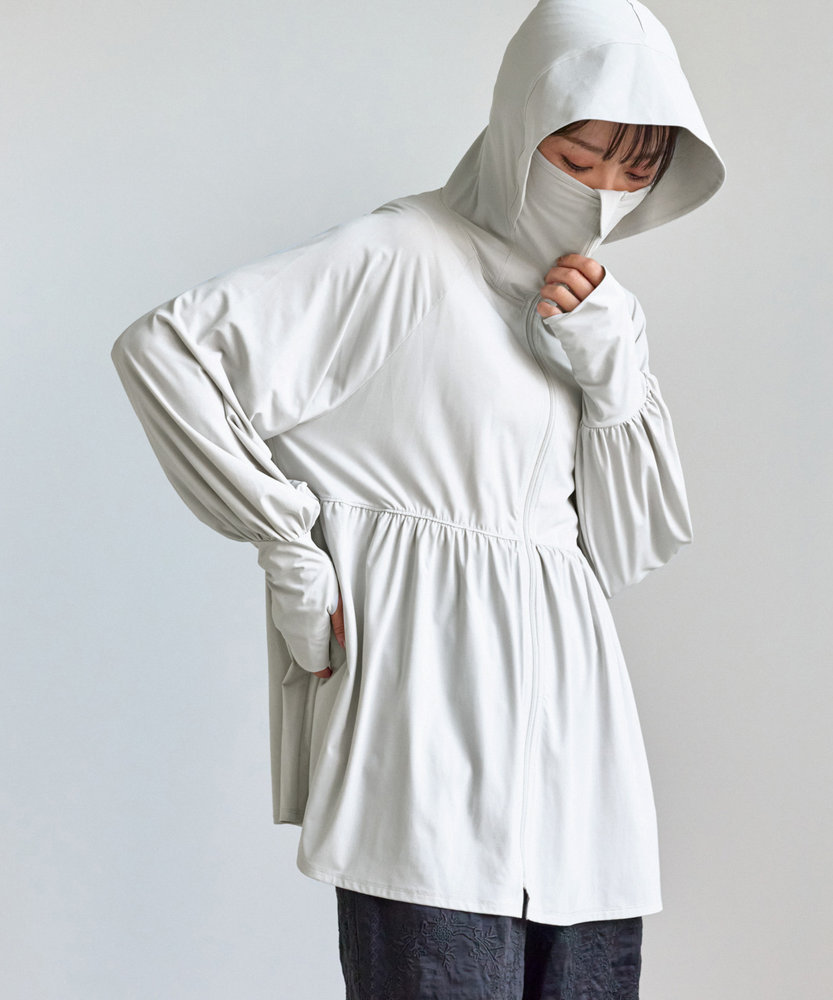 絶対焼けたくないUVパーカー　ライトグレー着用