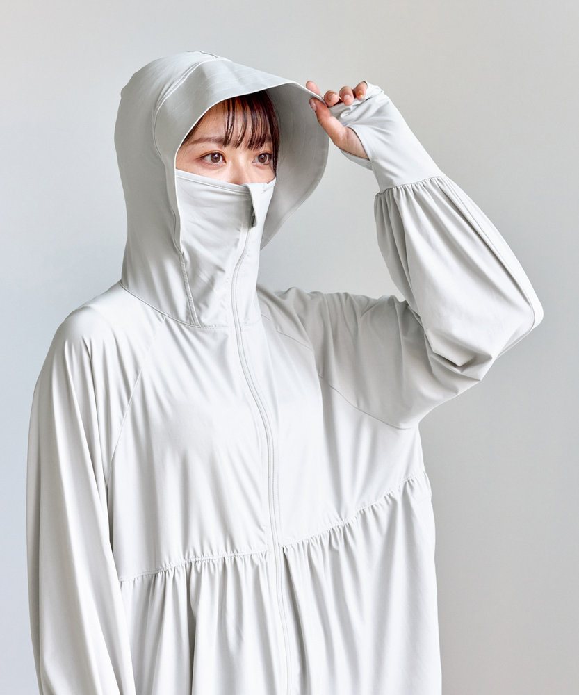 絶対焼けたくないUVパーカー　フードを被った状態