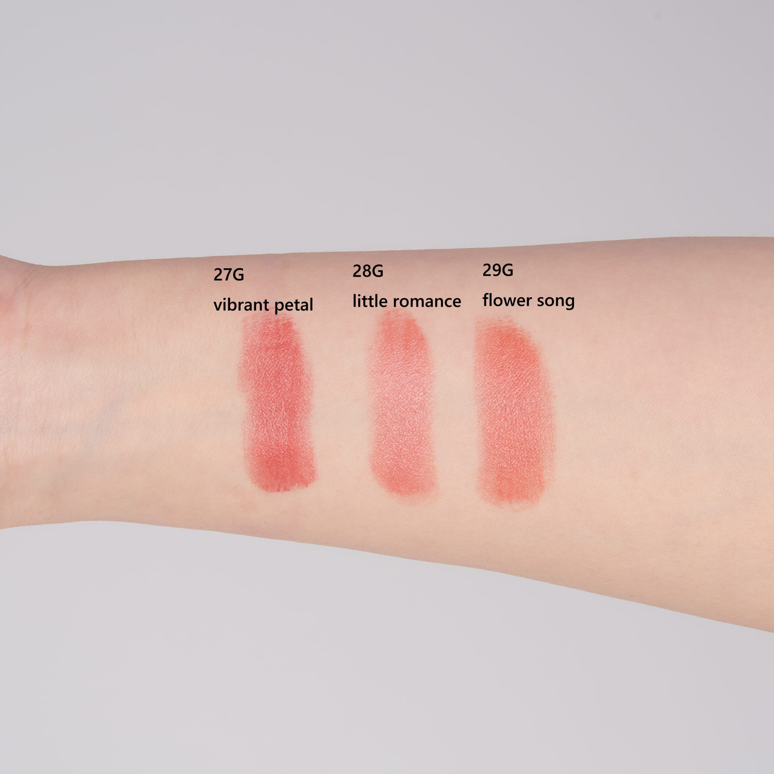 【27G vibrant petal】、【28G little romance】、【29G flower song】の順に腕にスウォッチ。