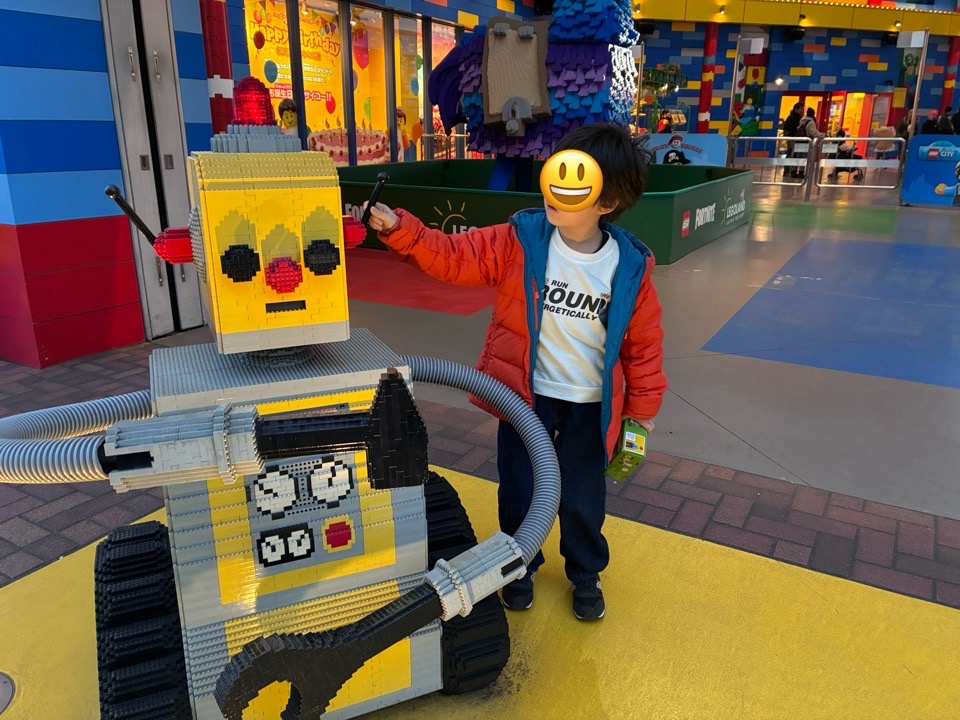 レゴをさわる子ども