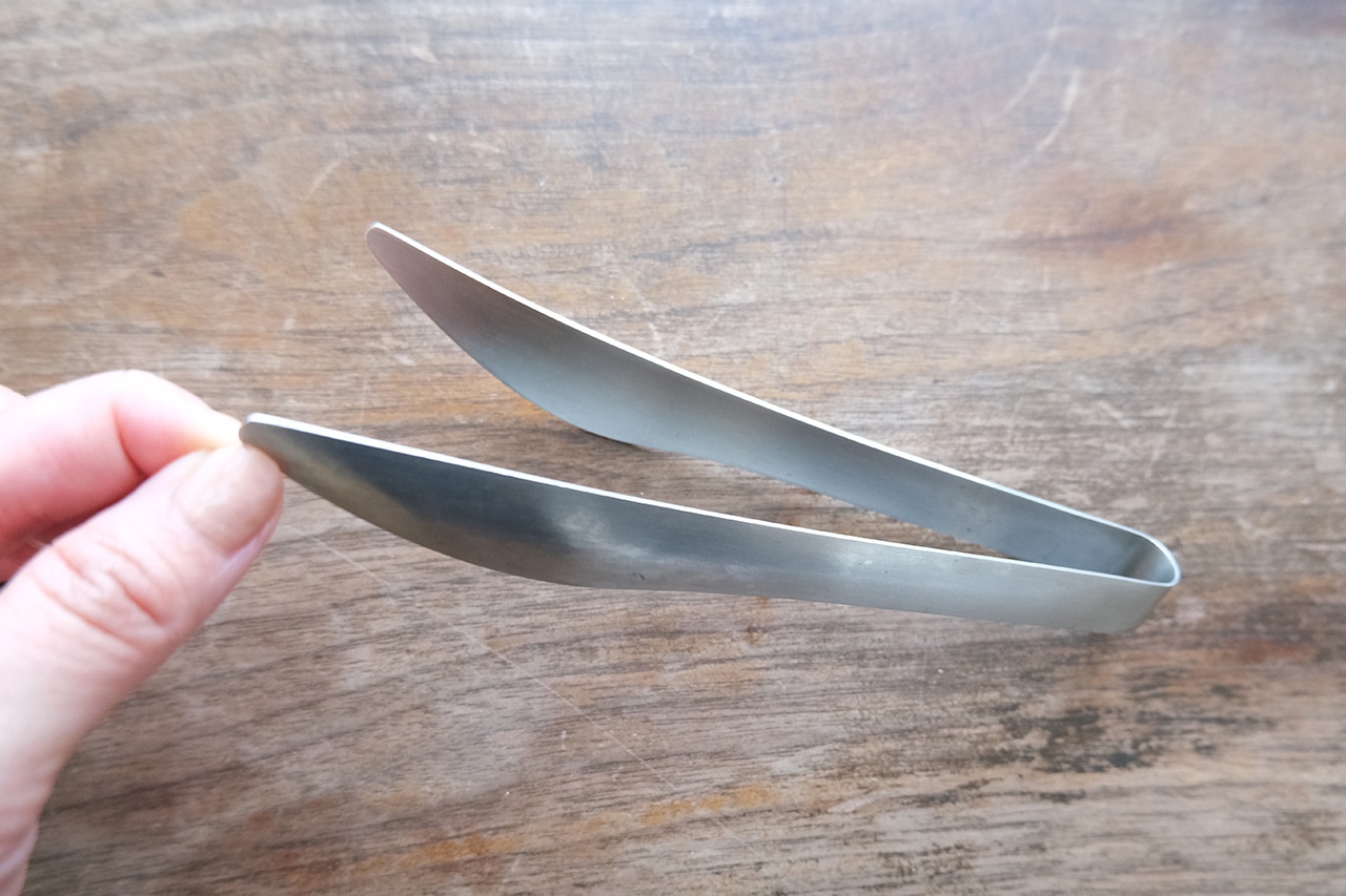 ステンレス つまめるミニトング(490円)