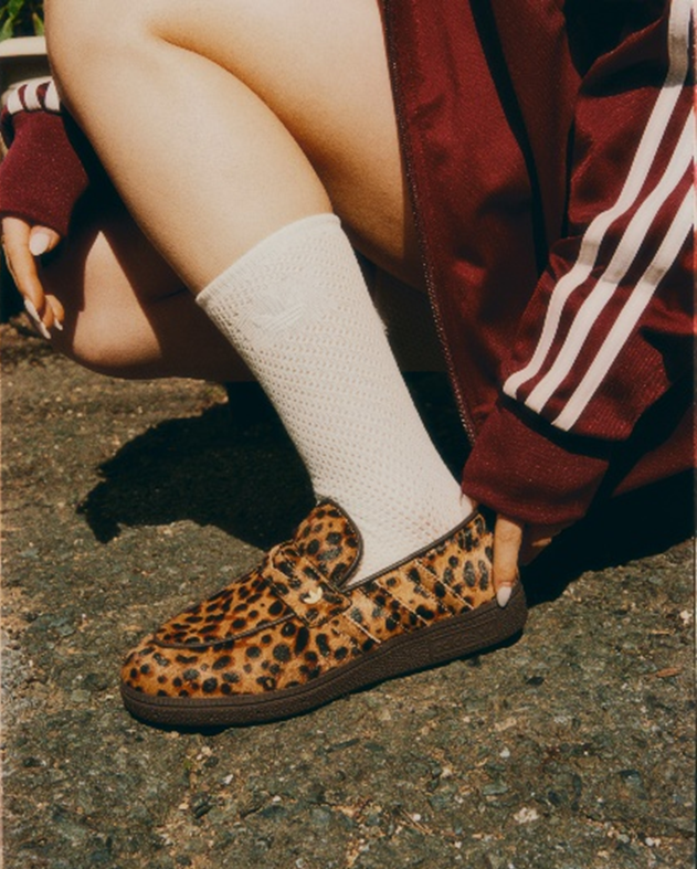 アディダス オリジナルス ハンドボール スペツィアル ローファー　ブラウン着用