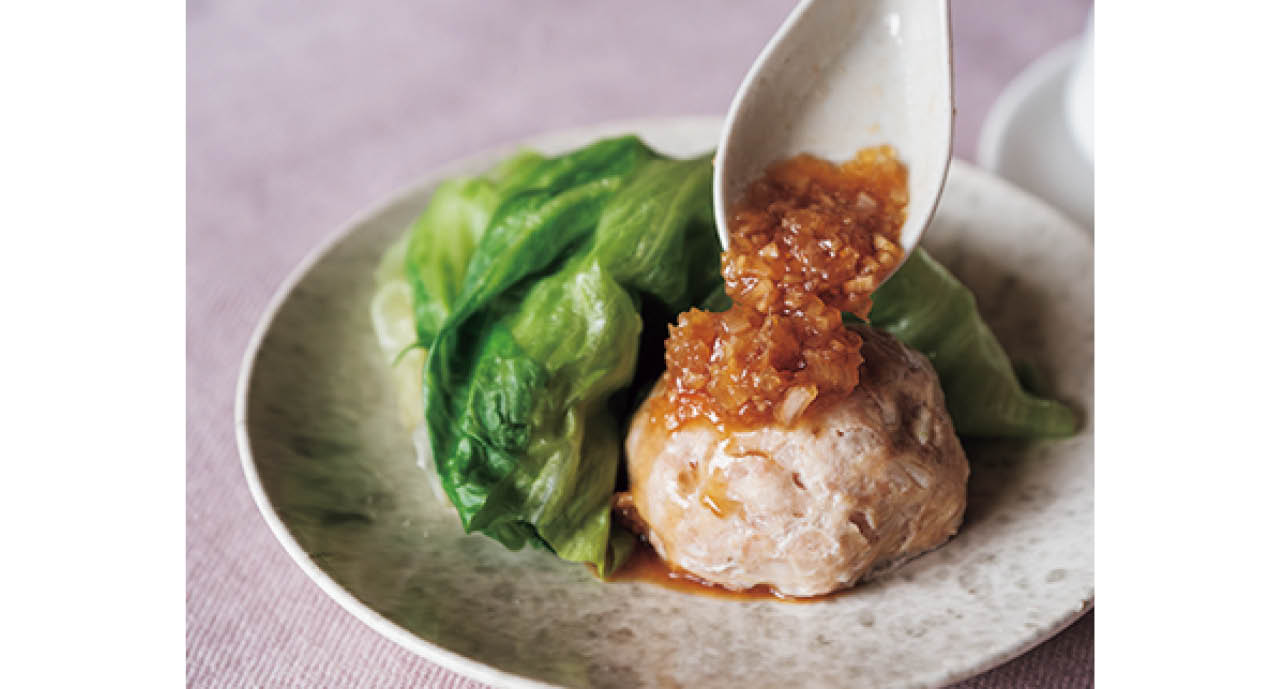 器に取り分け、一緒に蒸したタレをかけていただく。