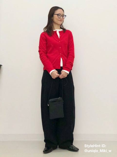 「ポインテールカーディガン」レッドを使ったカジュアルコーデ