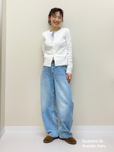「ポインテールカーディガン」ホワイトを使ったデニムコーデ