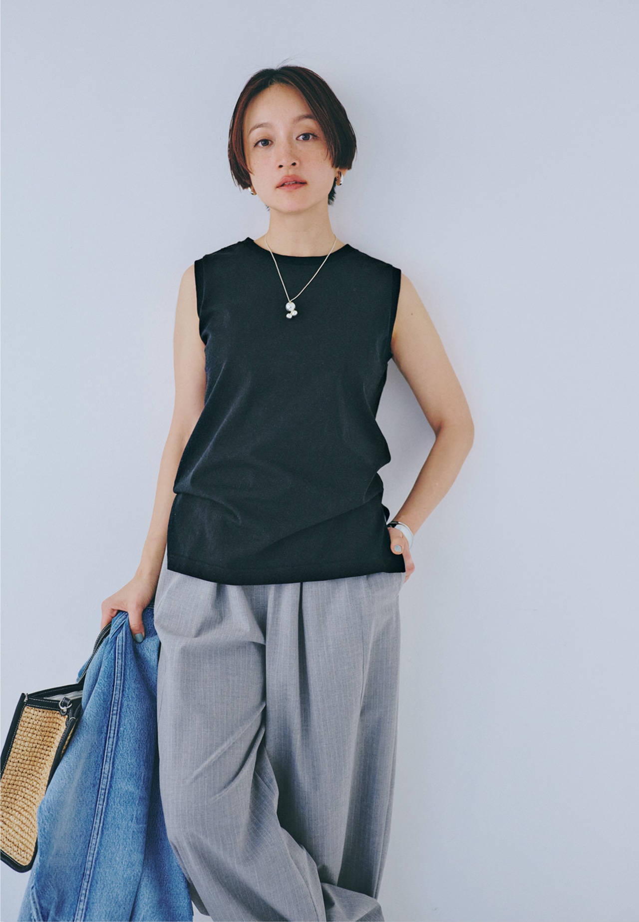 高山都さんの12closet（トゥエルブクローゼット）【洗える】大人に似合う・巾着付き USAコットンワイドTシャツ＆ノースリーブTシャツ ブラックノースリーブのコーデ