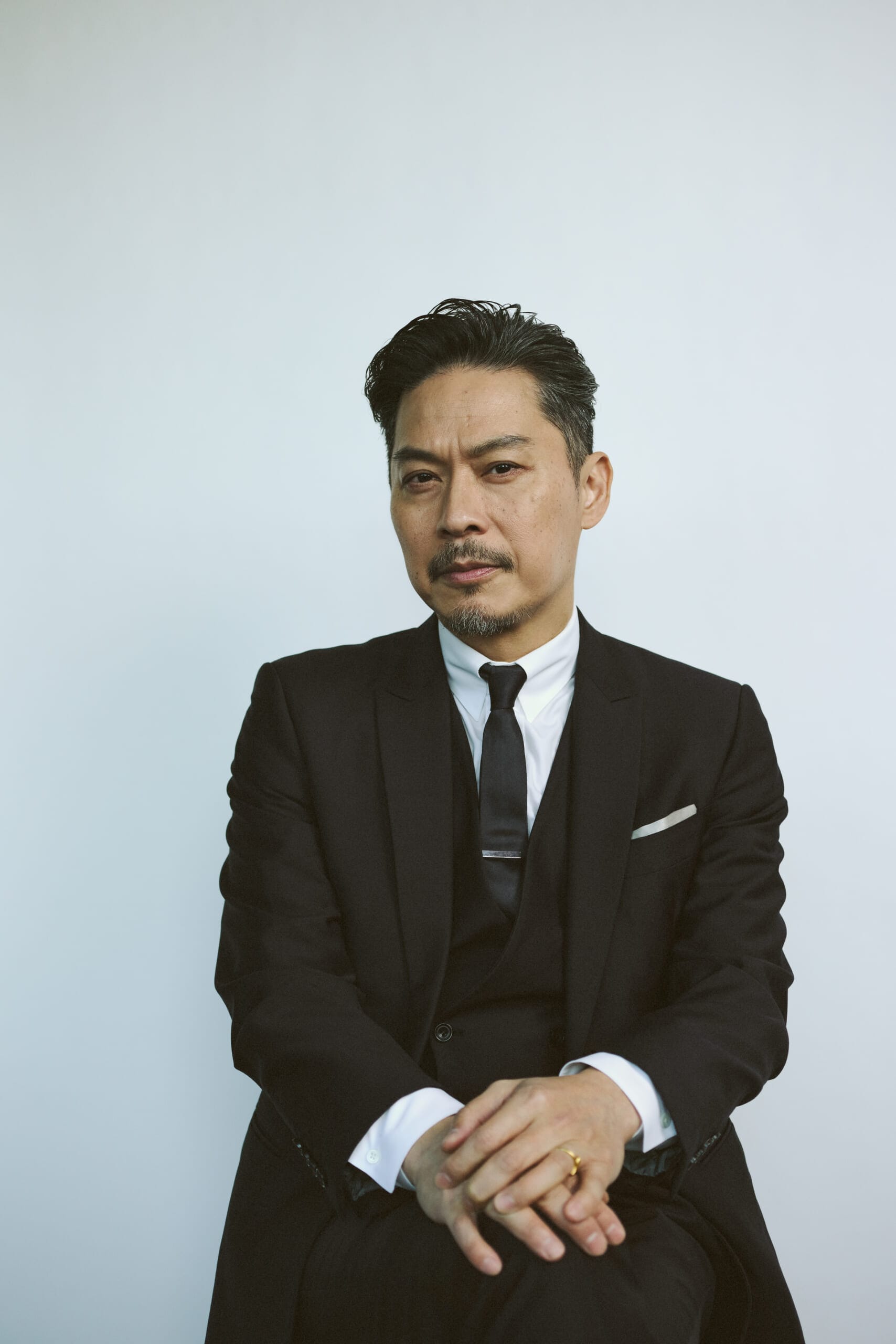 「バチェロレッテ・ジャパン」シーズン４配信開始。今回で進行役を卒業する坂東工さんのポートレート　スーツ