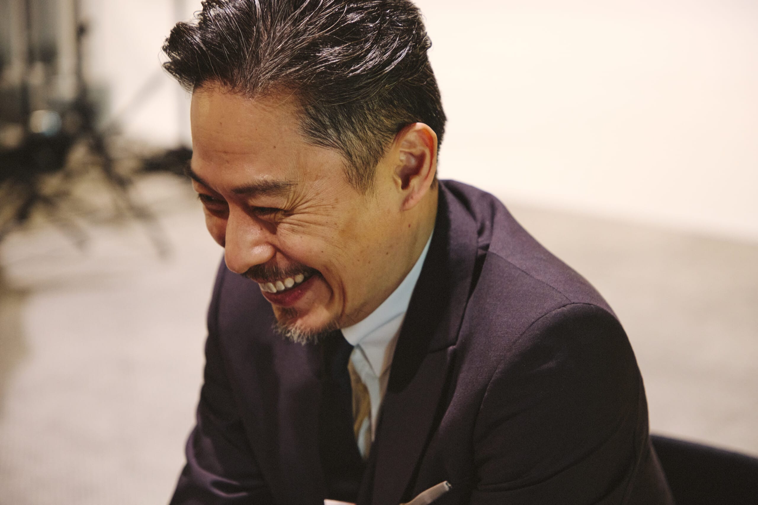 「バチェロレッテ・ジャパン」シーズン４配信開始。今回で進行役を卒業する坂東工さんのインタビュー風景。笑顔