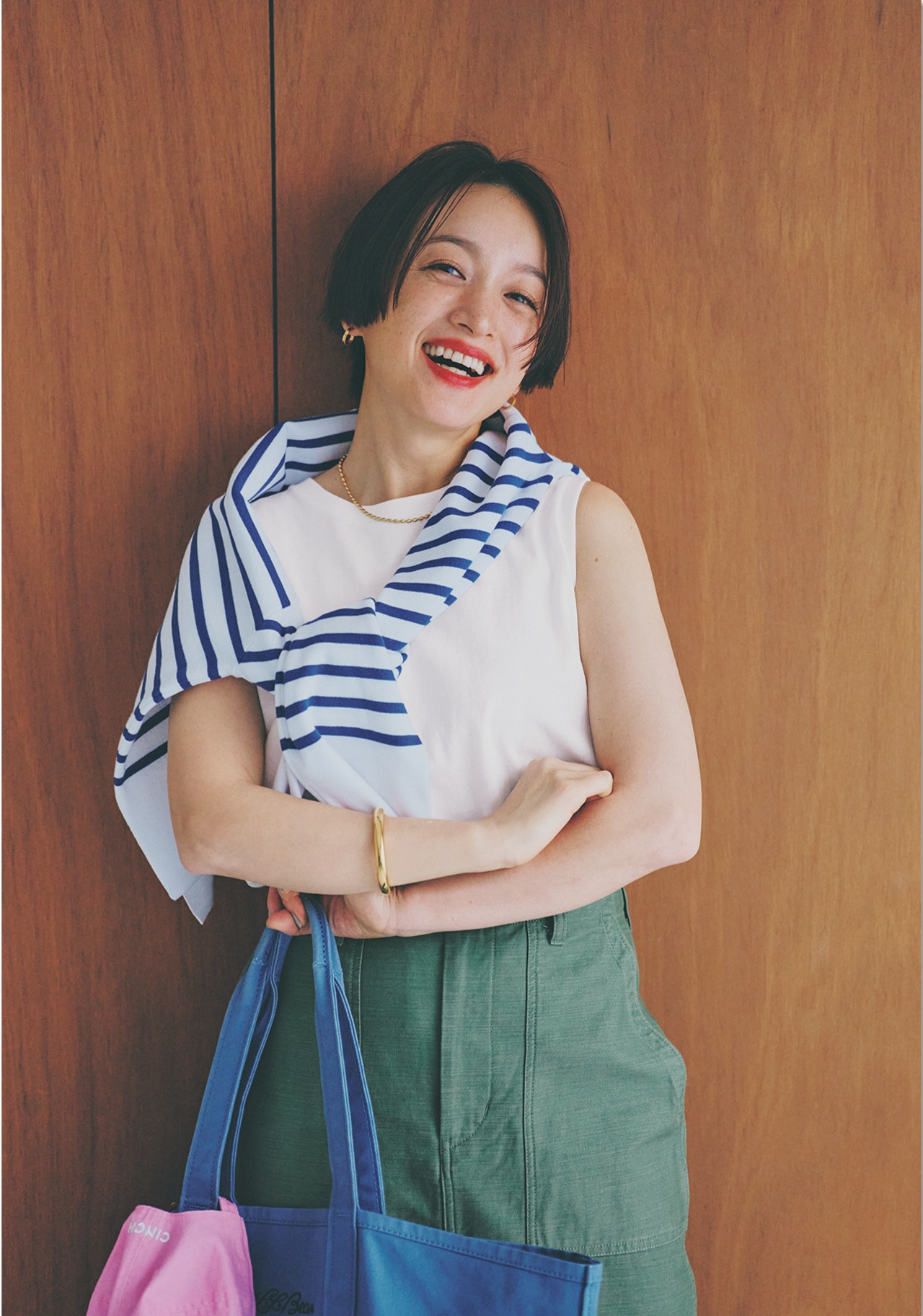 高山都さんの12closet（トゥエルブクローゼット）【洗える】大人に似合う・巾着付き USAコットンワイドTシャツ＆ノースリーブTシャツ ホワイトノースリーブのコーデ