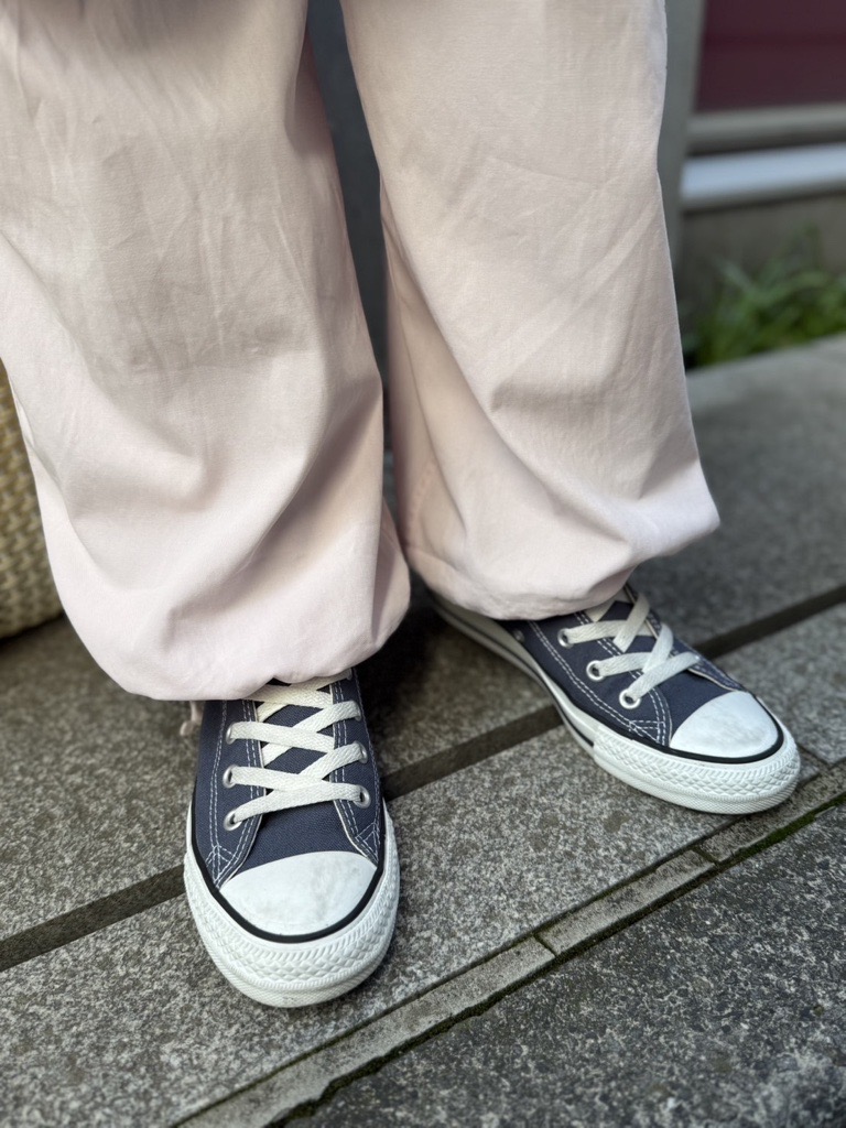 スタイリスト徳永千夏さんTICCAカーゴパンツ／TBDA-121￥26400　ドローコードで裾を調整できる