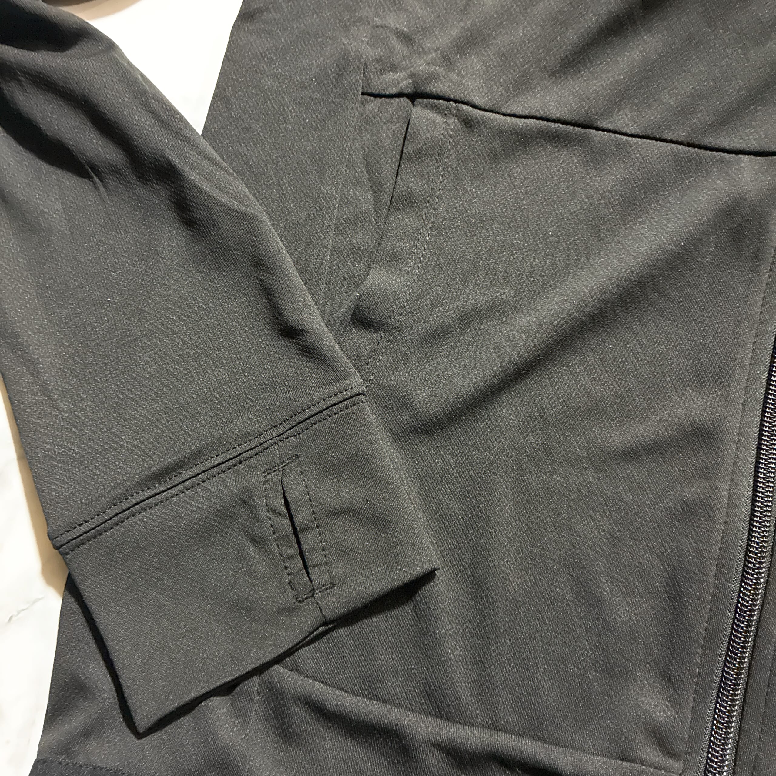 「クール UV フェイス ガード パーカー Mサイズ ブラック 税込1,500円」です。