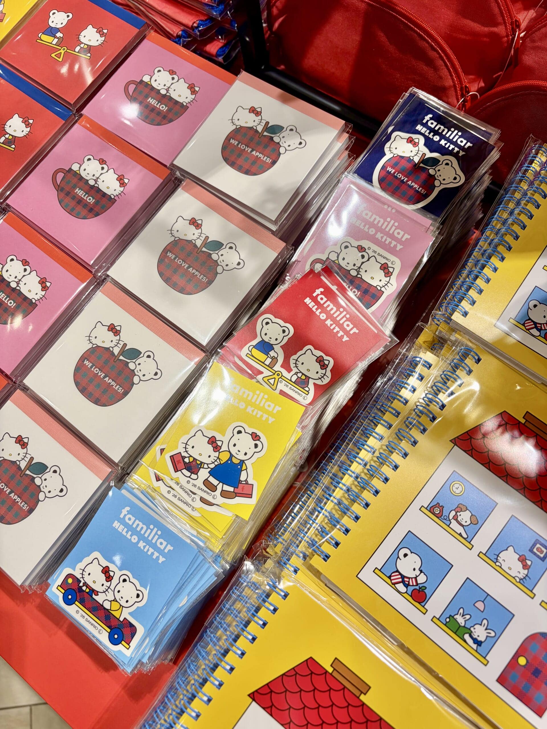 ハローキティ×ファミリアのステッカー