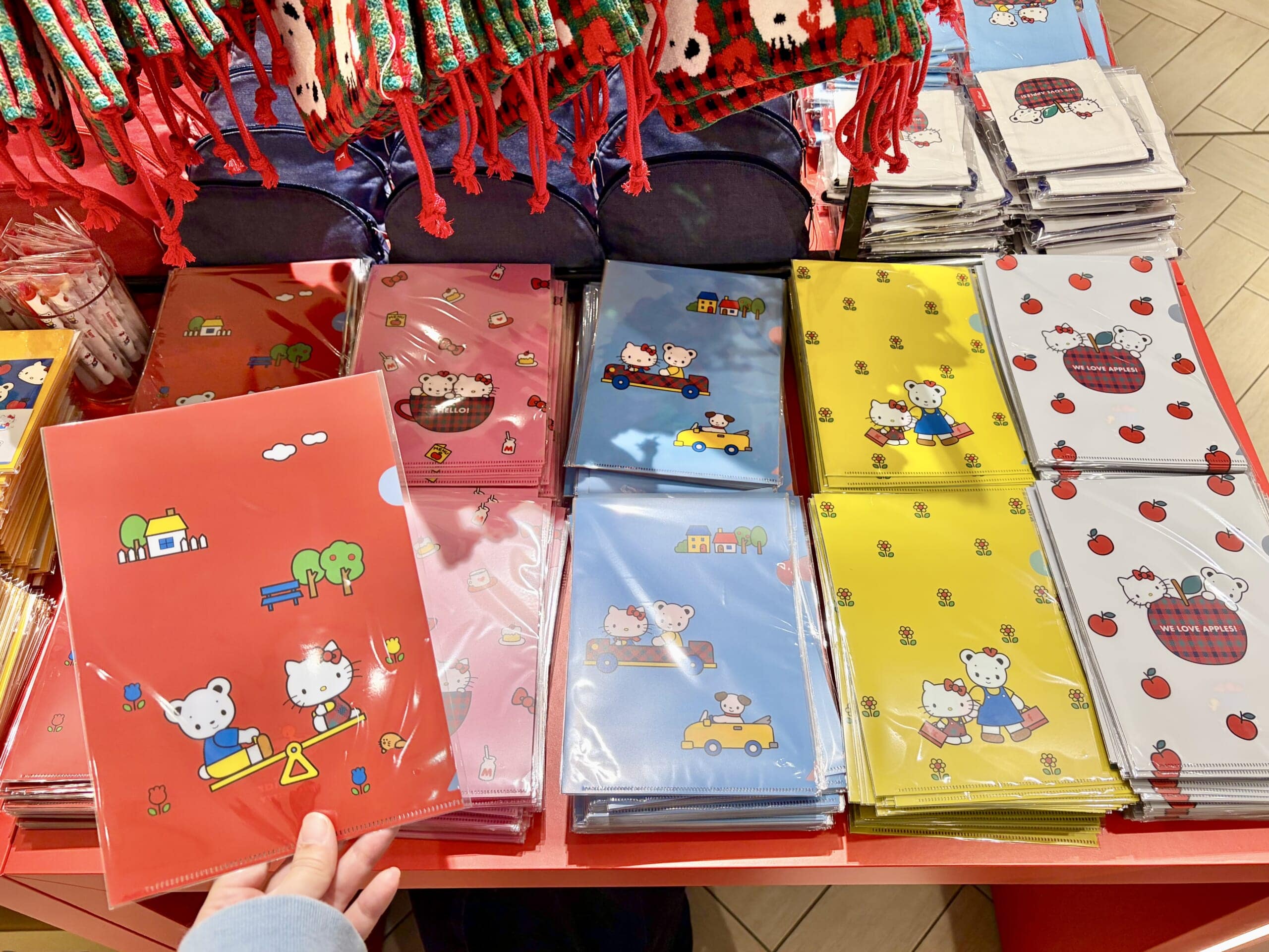 ハローキティ×ファミリアのクリアファイル