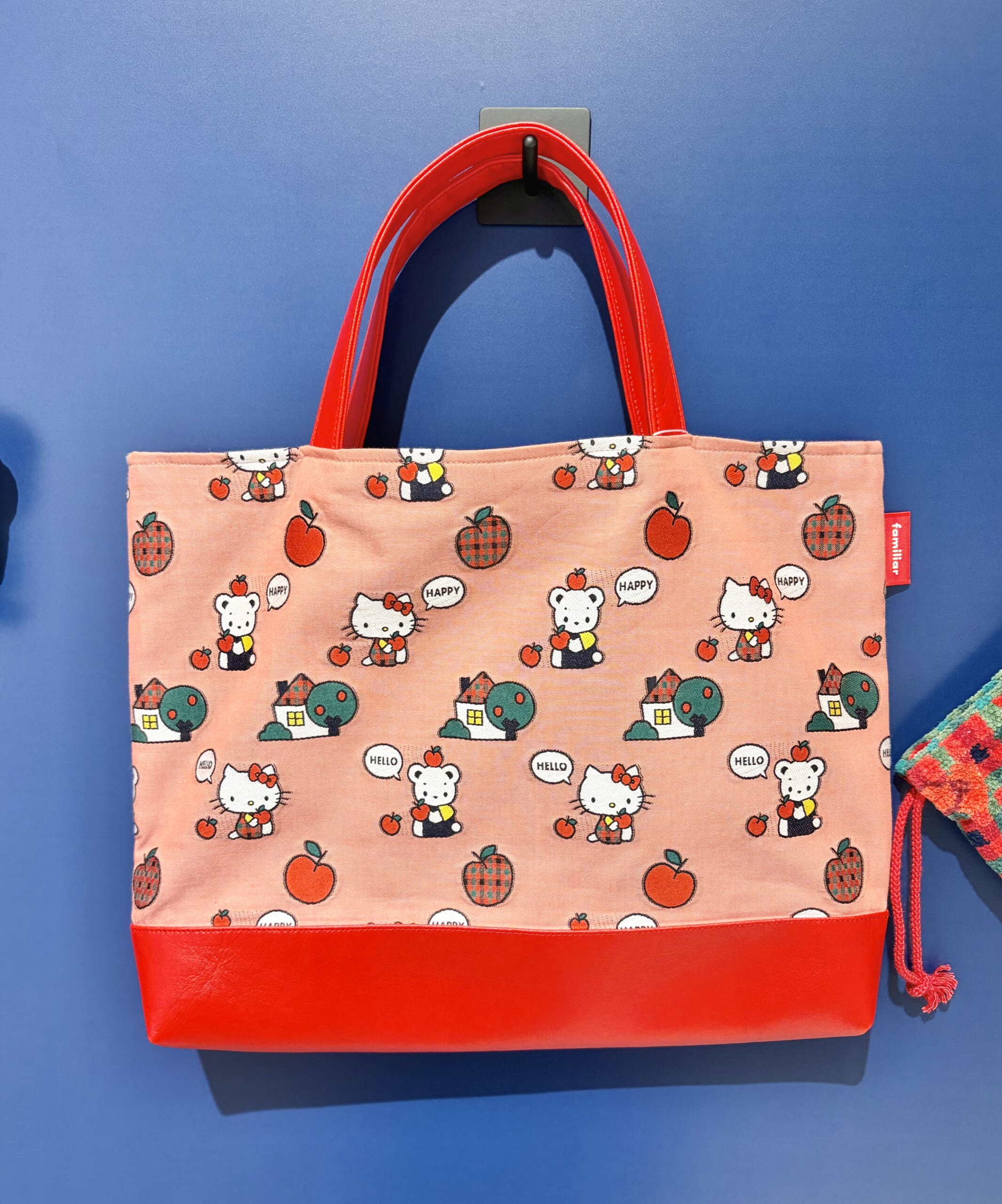 ハローキティ×ファミリアのジャカード織バッグ
