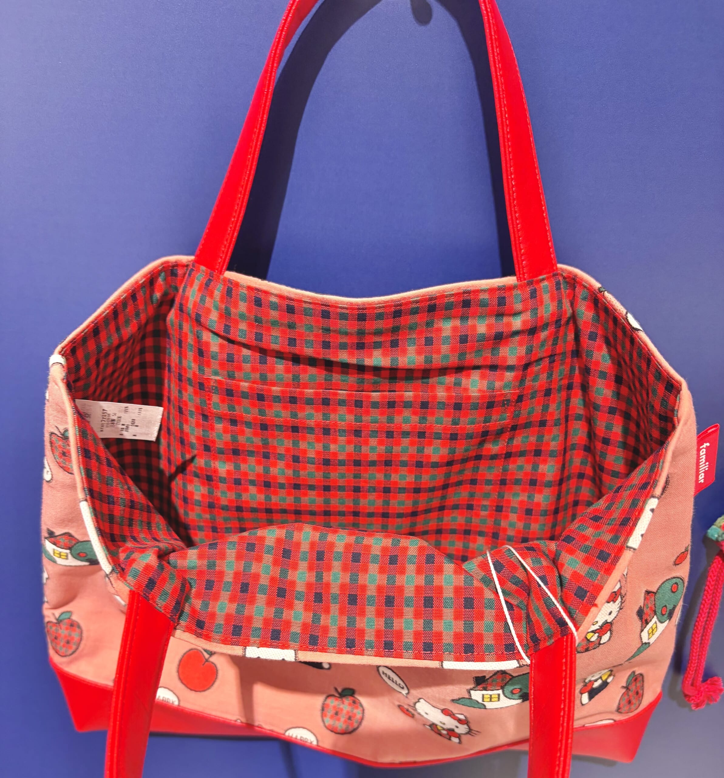 ハローキティ×ファミリアのジャカード織バッグの内生地