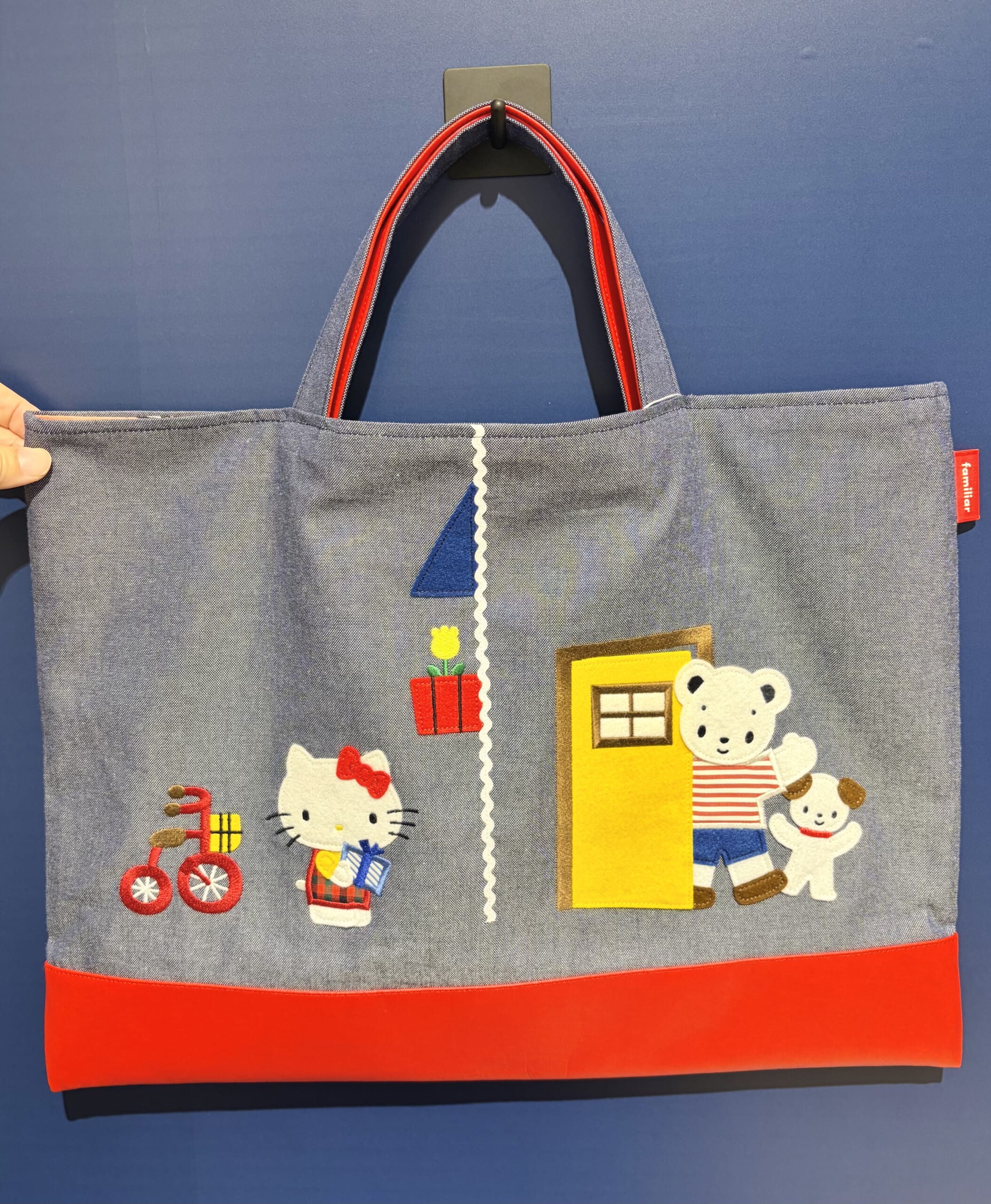 ハローキティ×ファミリアのデニムバッグ