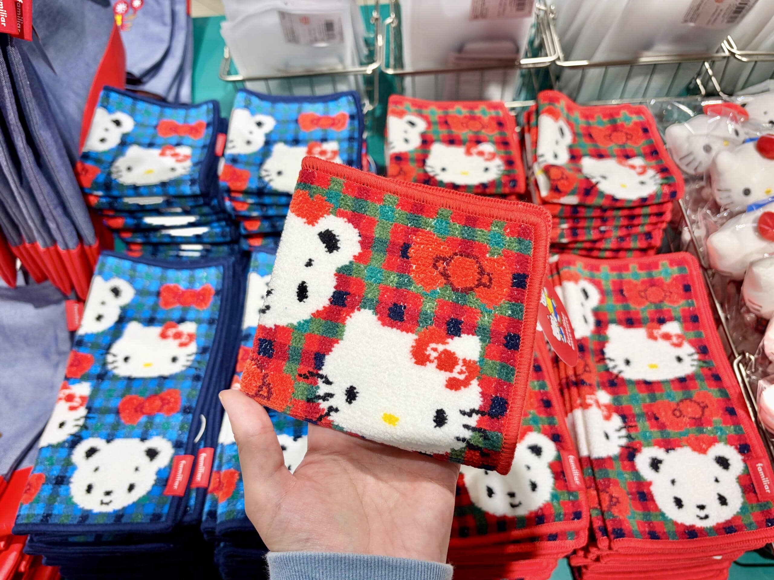 ハローキティ×ファミリアのタオルハンカチ