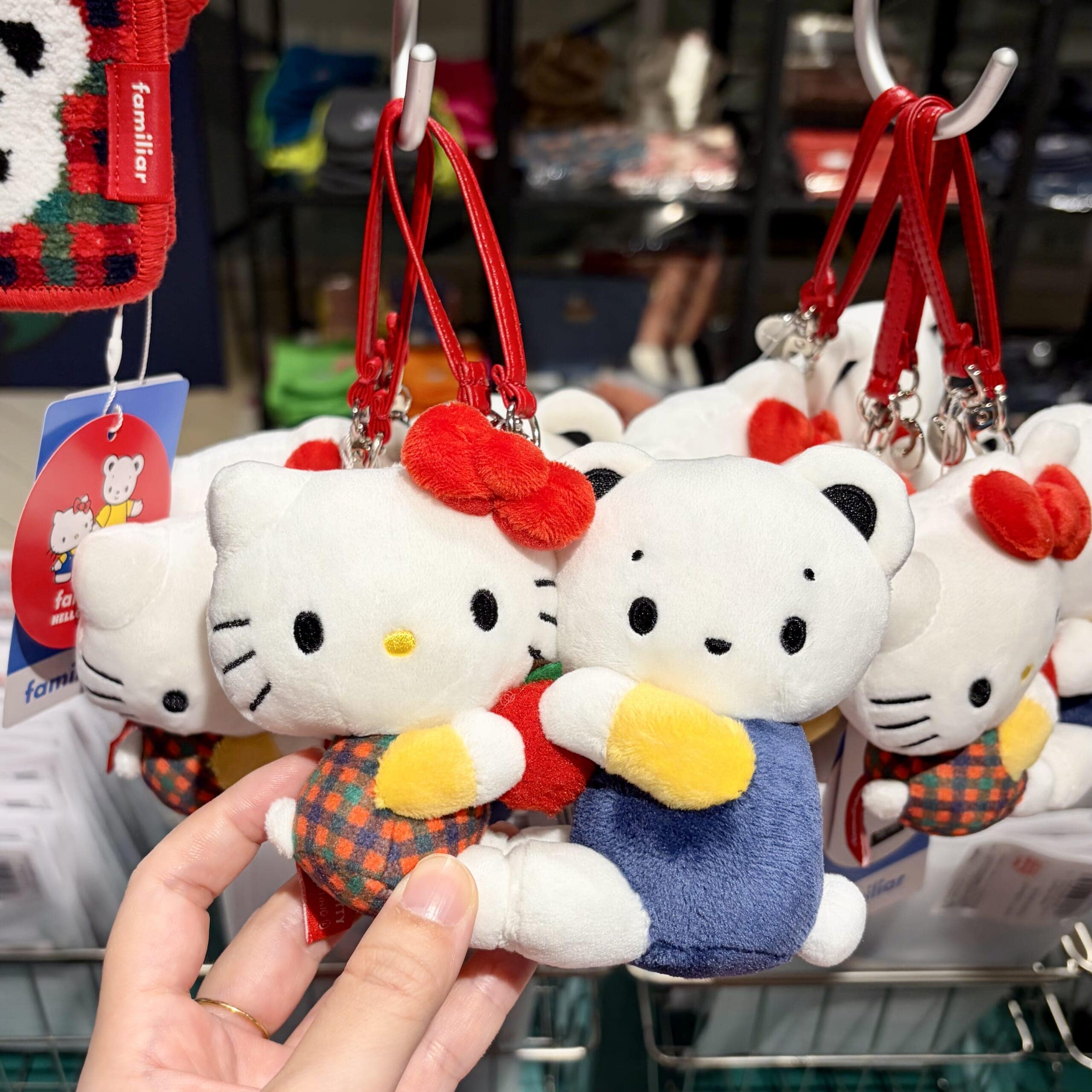 ハローキティ×ファミリアのマスコットチャーム