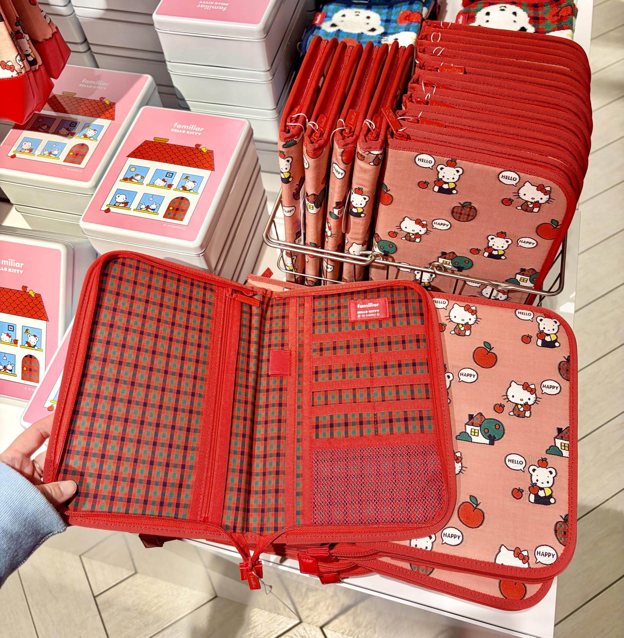 ハローキティ×ファミリアのマルチケース