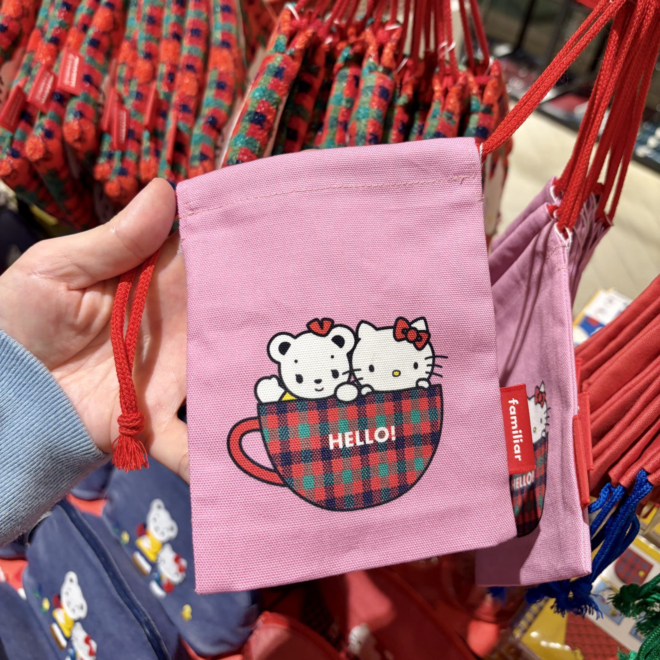 ハローキティ×ファミリアのミニ巾着ピンク
