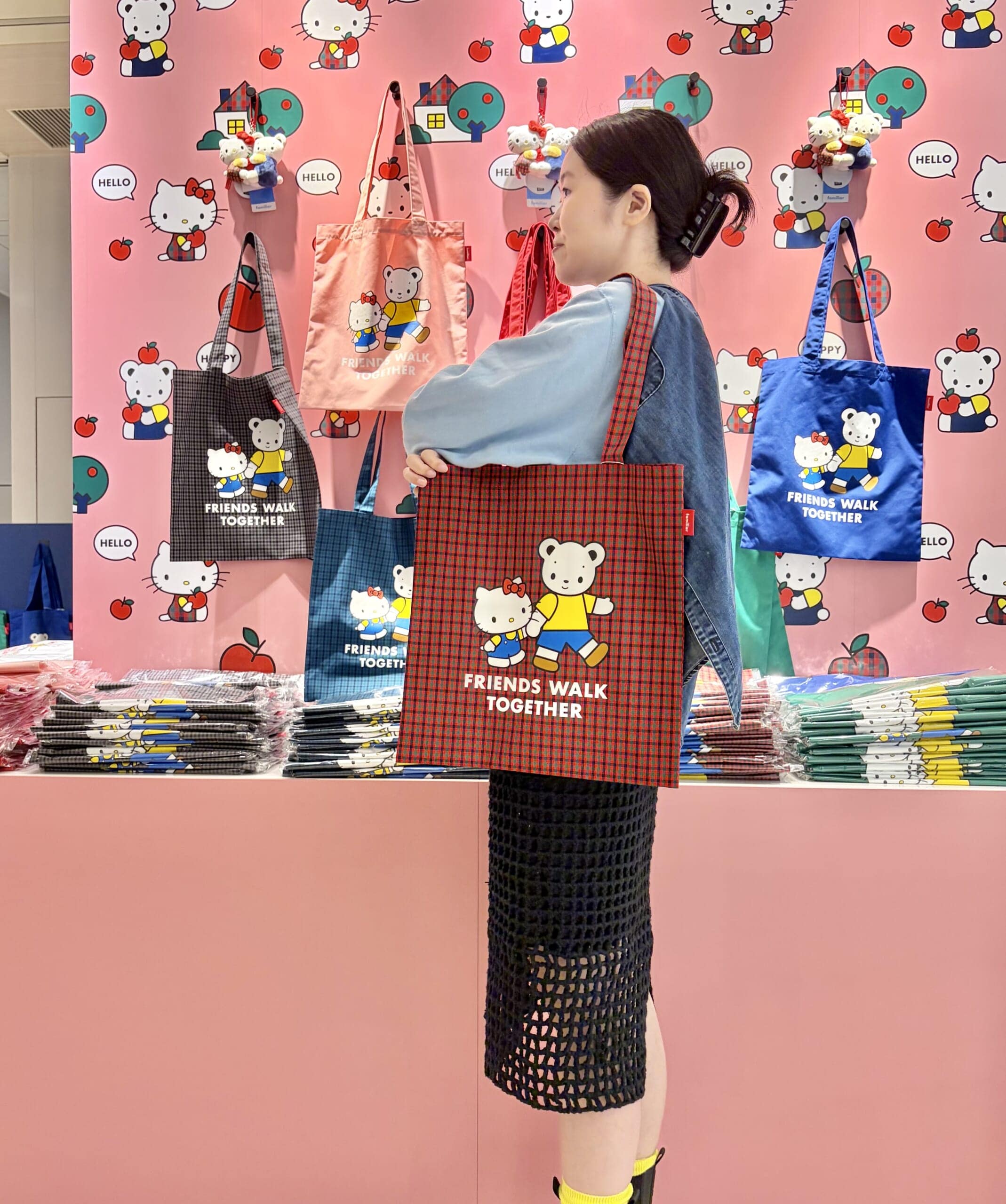 ハローキティ×ファミリアのトートバッグを持っている