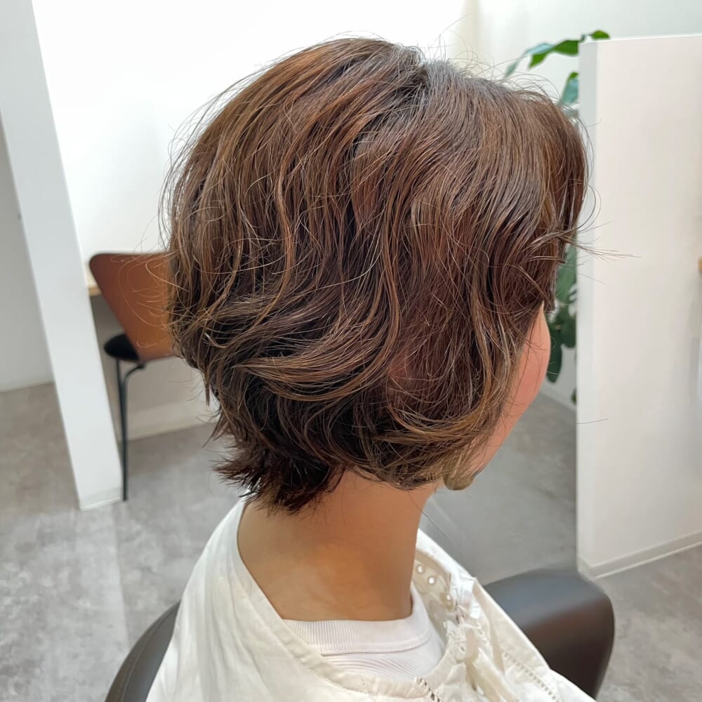 30代前髪なし　パーマ　ショートボブ　インナーカラー