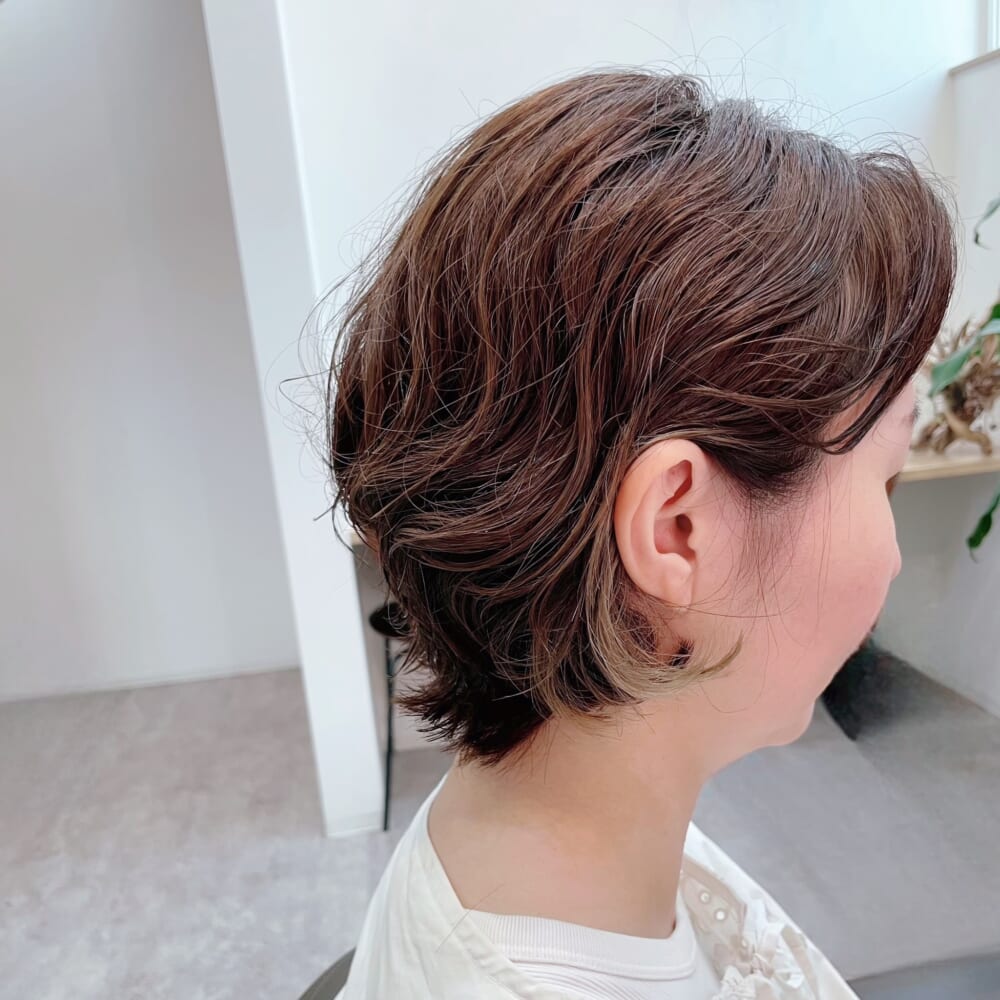 30代前髪なし　パーマ　ショートボブ　インナーカラー