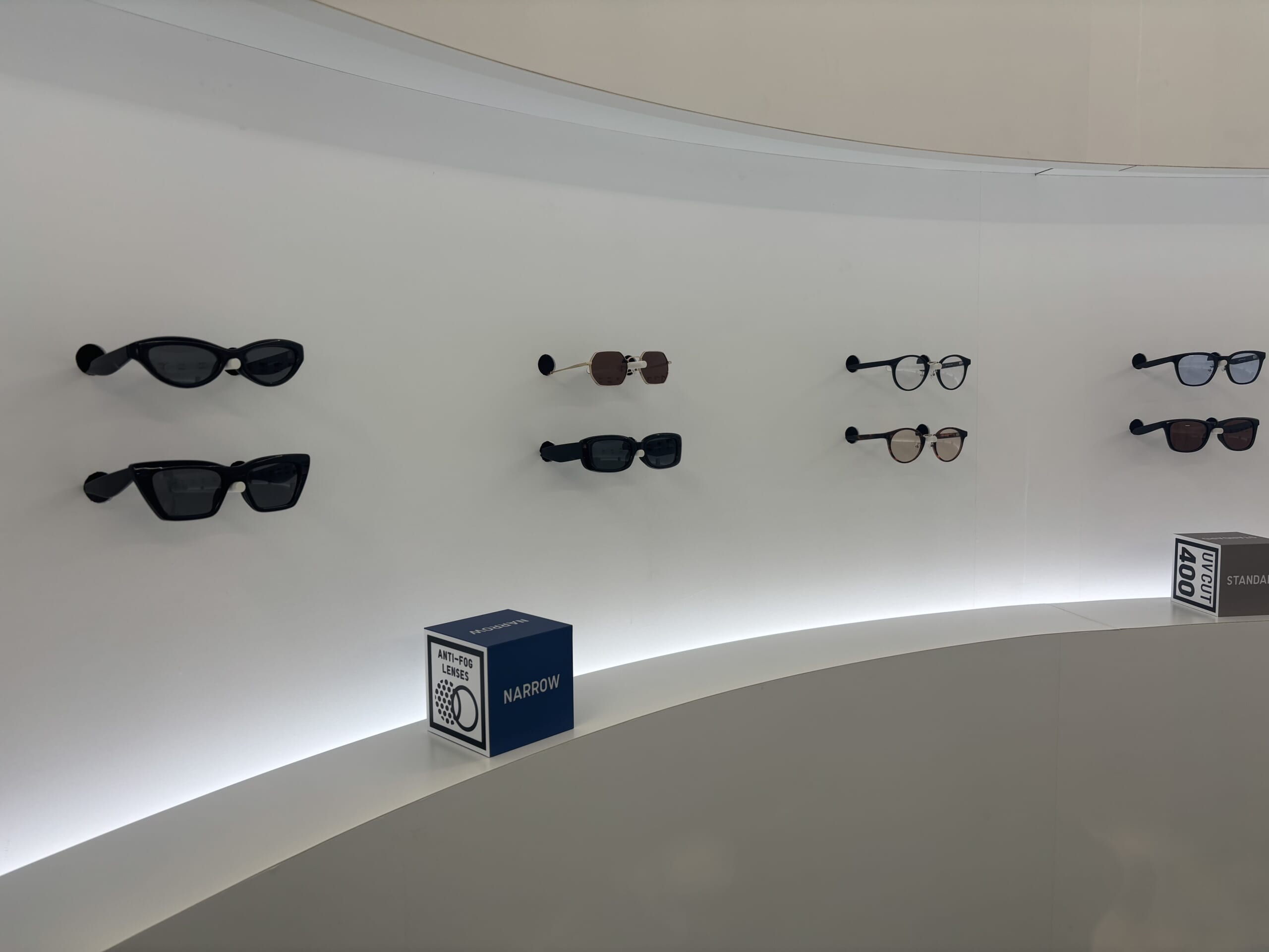 ユニクロのサングラス展示