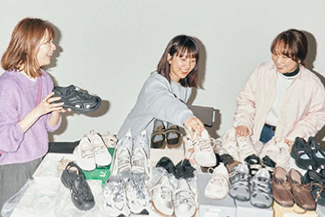 LEEスニーカー班が名品スニーカーを厳選している様子