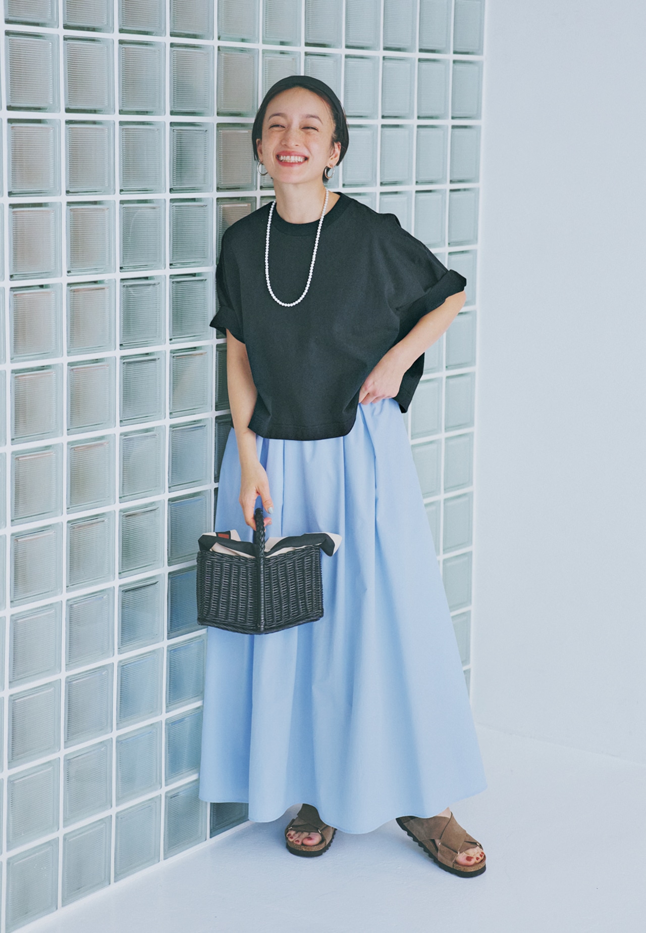 高山都さんの12closet（トゥエルブクローゼット）【洗える】大人に似合う・巾着付き USAコットンワイドTシャツ＆ノースリーブTシャツ ブラックTのコーデ