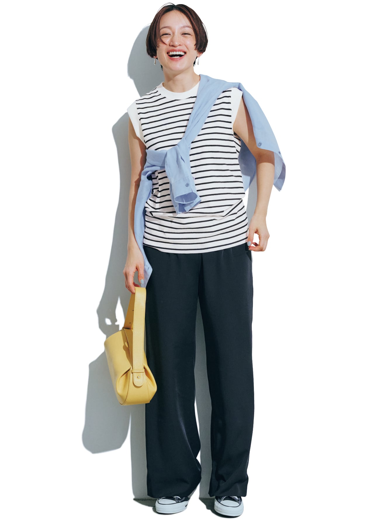 高山都さんの12closet（トゥエルブクローゼット）【洗える】大人に似合う・巾着つきUSAコットンノースリーブTシャツ（2枚入り） 白黒ボーダーのコーデ