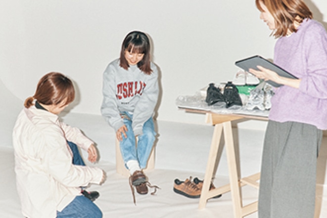 LEEスニーカー班が名品スニーカーを試し履きしている様子