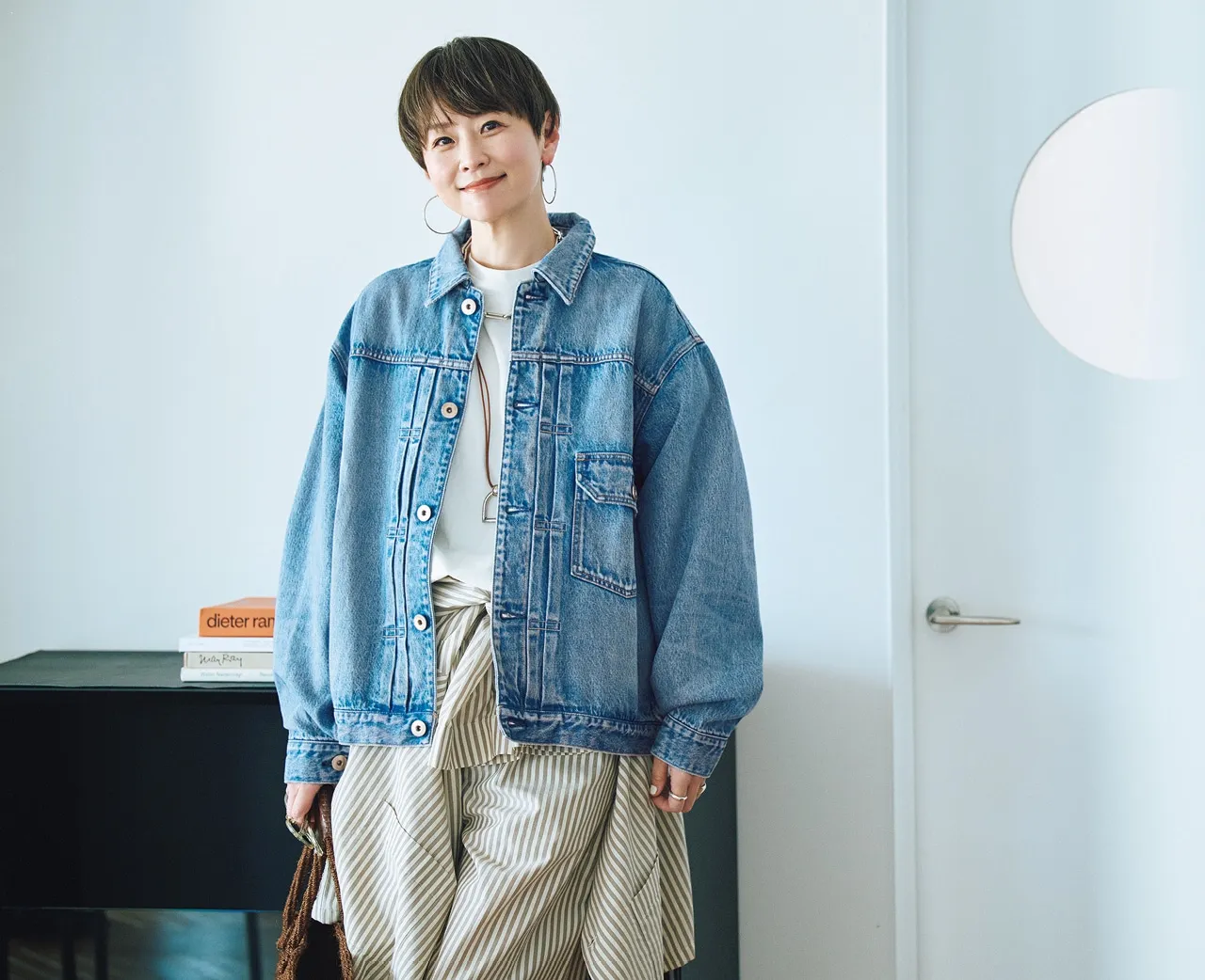 【アッパーハイツ】「五明祐子さんコラボ THE FIVE」×柄ワイドパンツのコーデ