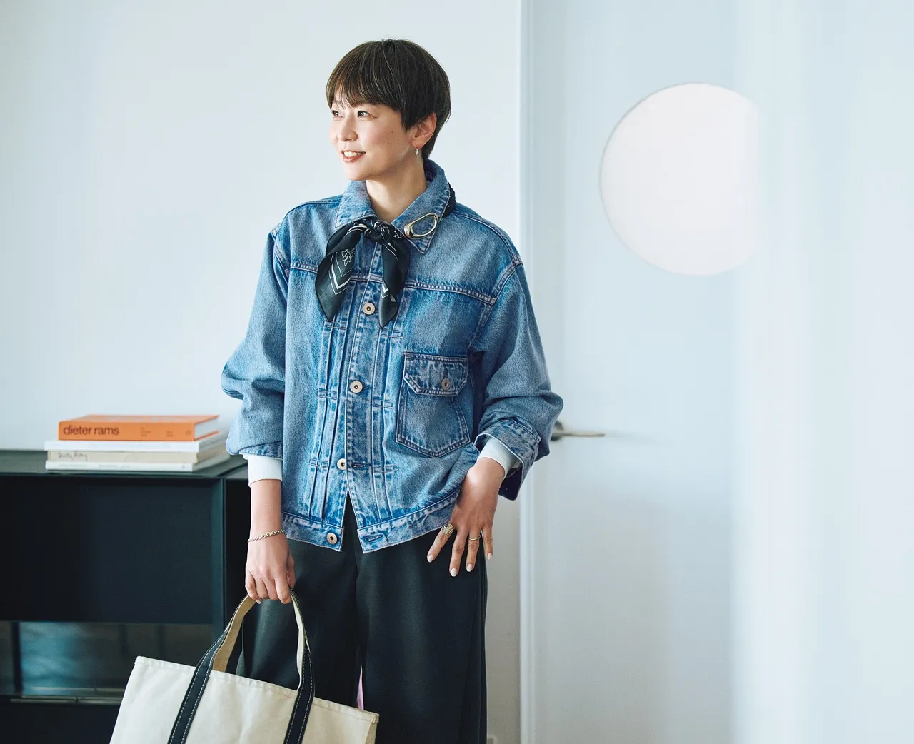 【アッパーハイツ】「五明祐子さんコラボ THE FIVE」×黒ワイドパンツのコーデ