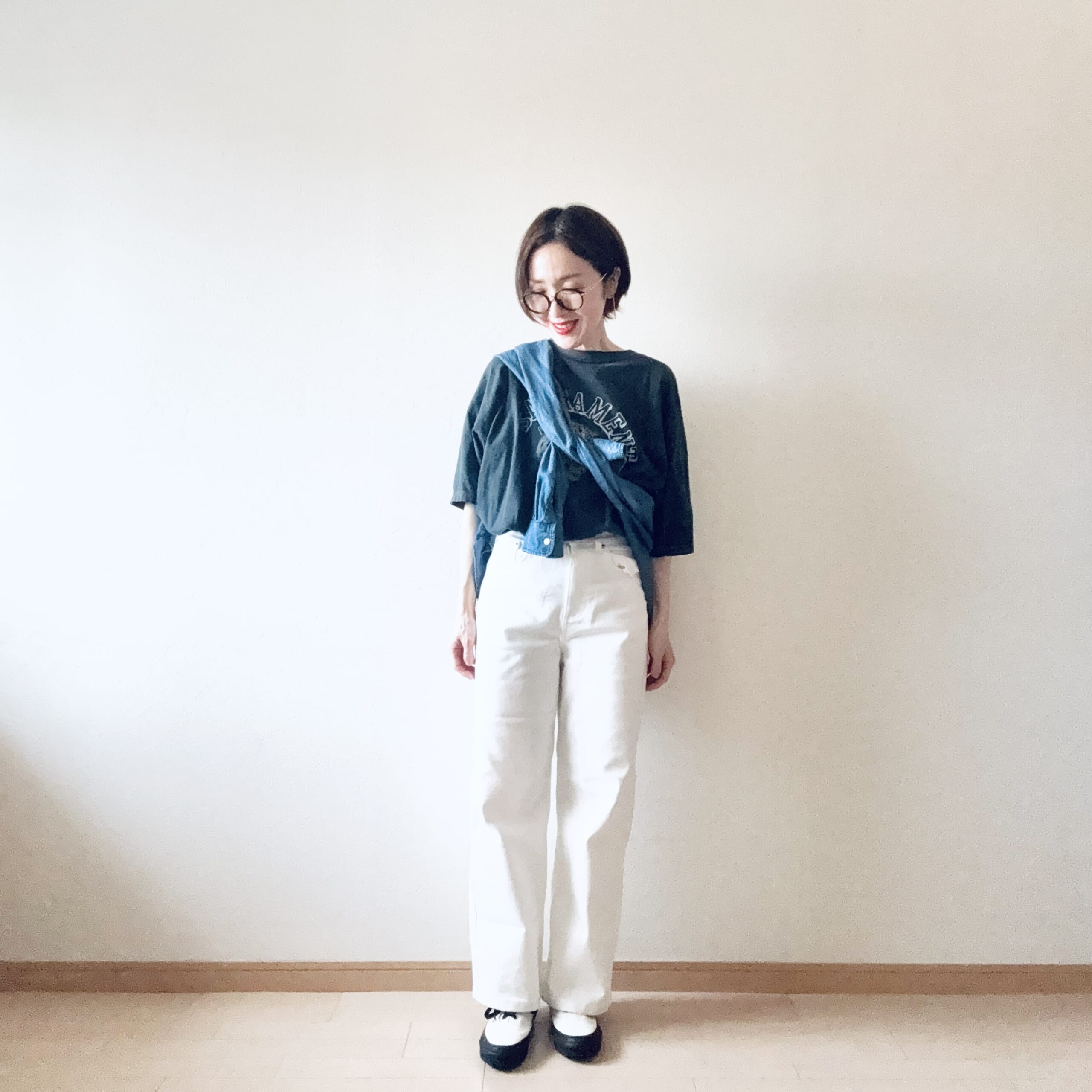 coca ムーヴデニムストレートパンツ　 ホワイト Sサイズ　REMI RELIEF（レミレリーフ）の JEANS FACTORY 別注・ビッグシルエットの SP 加工プリントTシャツ　 SLOBE IENA のデニムライクシャツ　